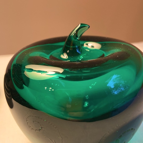 Glass Apple Paperweight Emerald Green Mid Century Modern Glass 3 1/2” Heavy 🍏 - Picture 3 of 6